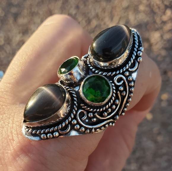 New Cat Eye & Peridot Silver Statement Ring. - Picture 14 of 16
